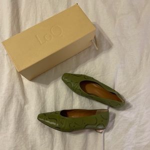 Loq Green Soft leather shoes with embroidered designs